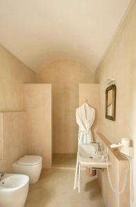 库特罗菲安诺Critabianca - Masseria in Salento的浴室配有盥洗盆、卫生间和盥洗盆。
