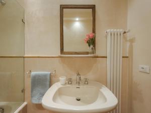 佛罗伦萨Charming Suite Ponte Vecchio View的一间带水槽、镜子和淋浴的浴室