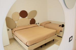 索托马里纳贝尔韦代雷酒店的配有镜子的客房内的两张床