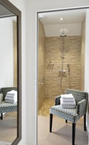 贝叶La Maison de Mathilde的带淋浴、两把椅子和镜子的浴室