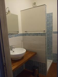 贾迪尼-纳克索斯哥斯达阿祖拉酒店的一间带水槽、镜子和淋浴的浴室