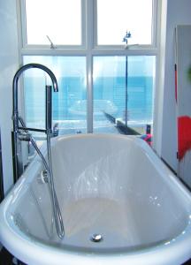 尚克林岸边舒适酒店的靠窗的带水龙头的浴缸