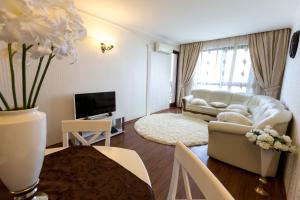 Europroperties Sirena Apartaments的休息区