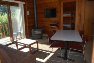 拉康纳La Conner Camping Resort Deluxe Cabin 5的一间带桌子和炉灶的客厅