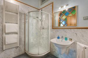 佛罗伦萨佛罗伦萨卡沃10号住宿加早餐旅馆的带淋浴和盥洗盆的浴室