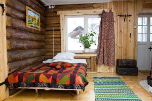 Laugu拉古假日度假酒店的一间卧室设有一张床和木墙