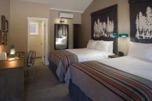 塔霍城大本营酒店客房内的一张或多张床位