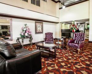 伯明翰伯明翰机场华美达酒店的客厅配有两张真皮座椅和一张桌子
