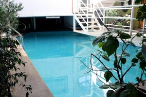 维纳德马努贝斯酒店的大楼内的一个蓝色海水游泳池