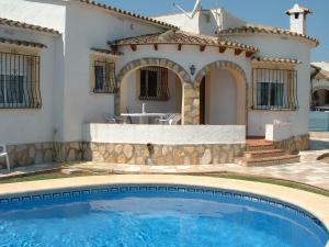 埃尔斯波夫莱特斯Villas Los Olivares - Deniasol的别墅前设有游泳池