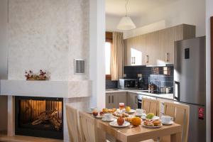 AngelianaOikos- "Your Cretan House"的厨房配有带食物的桌子和壁炉