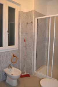 波蒙特阿苏拉度假屋的带淋浴、卫生间和盥洗盆的浴室
