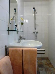 伊科斯特het Atelier的浴室配有水槽、浴缸和2条毛巾
