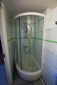派尔努A5 Studio的带淋浴的浴室(带玻璃淋浴间)