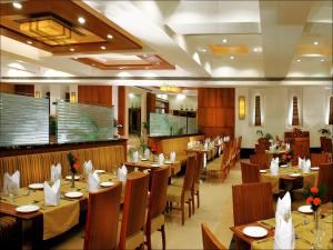 维杰亚瓦达Fortune Murali Park, Vijayawada - Member ITC's Hotel Group的餐厅内带桌椅的用餐室