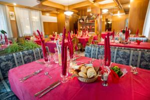莫尔韦诺Albergo Italia的一张桌子,上面有红色的桌布,上面有一篮子的食物