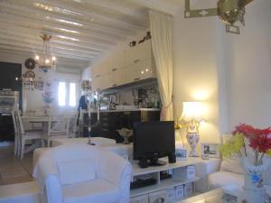 奥诺斯迪勒丝康普勒克斯公寓的客厅配有白色家具和电视