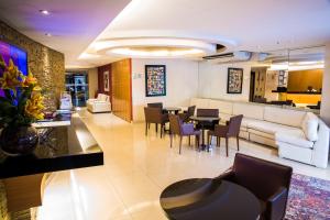 里约热内卢亚特兰蒂斯科帕卡巴纳酒店的客厅配有沙发和桌椅