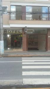 阿帕雷西达Vila Santa Hotel的城市街道上酒店前的商店