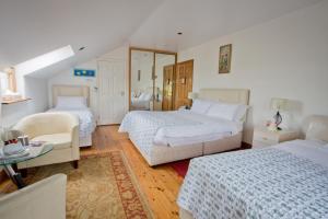 博伊尔Rosdarrig Bed & Breakfast的一间卧室配有两张床、一张沙发和一把椅子