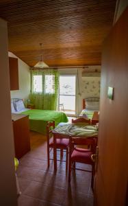 卡托劳塔翁多西亚酒店的配有一张床和一张桌子及椅子的房间