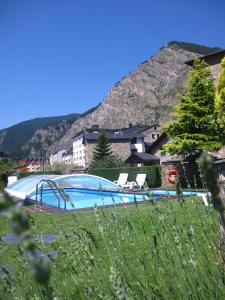 卡尼略博纳维达酒店的一座大游泳池,后面是一座山