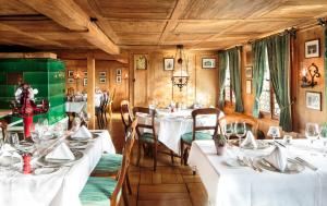 Swiss-Chalet Merlischachen - Romantik Schloss-Hotel am See餐厅或其他用餐的地方