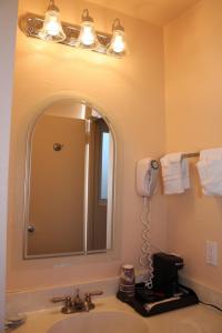 圣路易斯-奥比斯保廉价旅馆的浴室配有带镜子的盥洗盆和吹风机