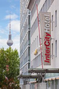 柏林柏林东站城际酒店 的一座电视塔楼旁边的一个标志