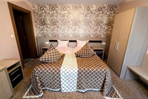 百乐费利克斯维尔威尔第公寓的一间卧室配有一张带被子和枕头的床