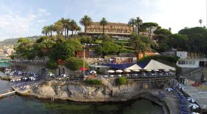 圣玛格丽塔-利古雷欧陆酒店的一座位于水边山丘上的度假村