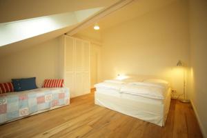 霍恩宁多夫Appartement Schloß - Hohen Niendorf的一间卧室设有两张床和一个倾斜的天花板