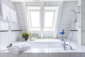 苏黎世Boutique Hotel Seegarten的白色的浴室设有浴缸和窗户。