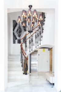 瓦伦西亚巴伦西亚索霍公寓式酒店的走廊上设有吊灯的楼梯