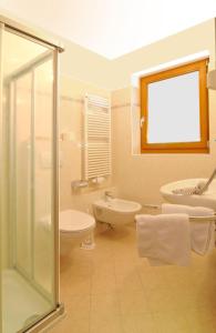 布列瑟农夏日霍夫酒店的带淋浴、卫生间和盥洗盆的浴室