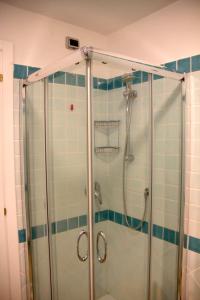 罗切拉伊奥尼卡B&B Amphisya的浴室里设有玻璃门淋浴