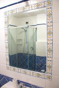 罗切拉伊奥尼卡B&B Amphisya的带淋浴和镜子的浴室