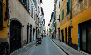 佛罗伦萨新圣母大殿公寓的一条空洞的小巷,中间停着一辆摩托车