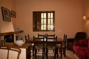 PontiniaRelais La Mimosa的客厅设有餐桌和椅子