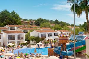 帕格拉菲格斯俱乐部欧罗巴度假酒店的度假村的游泳池,带水滑梯