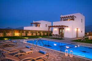 AngelianaOikos- "Your Cretan House"的夜间带游泳池的别墅