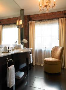 圣路易斯-奥比斯保格拉纳达酒店兼小酒馆的一间带水槽、椅子和窗户的浴室