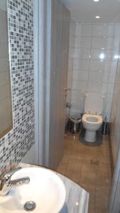 Psathi萨提海滩旅馆的浴室配有白色卫生间和盥洗盆。