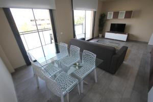 坎布里尔斯Apartamentos Cambrils Playa Spa的客厅配有沙发和桌椅
