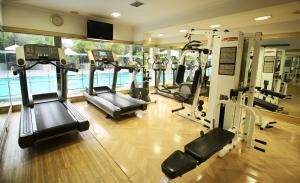 班加罗尔Vivanta Bengaluru Residency Road的大楼内带数台跑步机的健身房