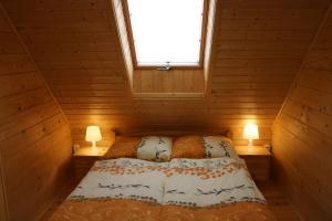 波别罗沃Domek z Bala Pod Żaglami的小木屋内一间卧室,配有一张床
