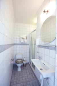 布罗斯拉格斯汽车旅馆的白色的浴室设有卫生间和水槽。