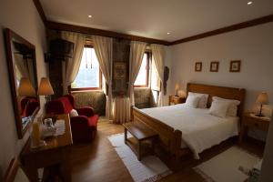 雷森迪Quinta de CasalMato的一间卧室配有一张床和一张红色椅子