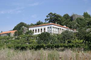 雷森迪Quinta de CasalMato的山顶上的白色建筑