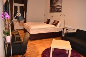 萨格勒布库尔萨格勒布中心住宿加早餐旅馆的小房间设有床和沙发